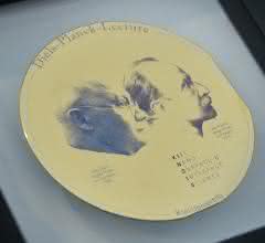 Die Diels-Planck-Medaille, die Prof. Grätzel erhalten hat, wurde aus einer Siliziumscheibe im Reinraum des Kieler Nanolabors hergestellt. Sie zeigt die Nobelpreisträger Max Planck und Otto Diels, die Begründer der Kieler Nanowissenschaften. Diels-Planck-Medaille. Auf ihr sind die Nobelpreisträger Max Planck und Otto Diels zu sehen.