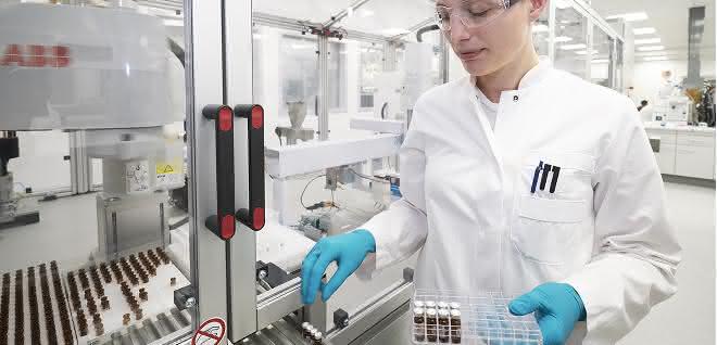 SCARAs agieren schnell und genau und führen gelenkige Punkt-zu-Punkt-Bewegungen aus SCARA in Schutzeinhausung