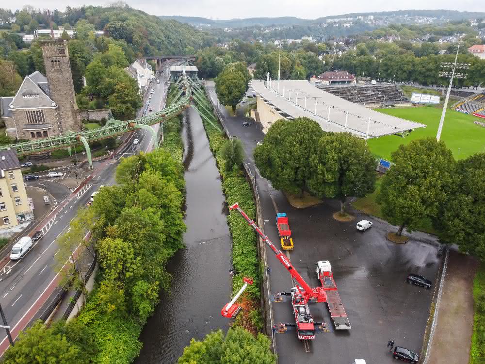 Wilden hebt mit Liebherr-Mobilkran Arbeitsbühne aus Fluss