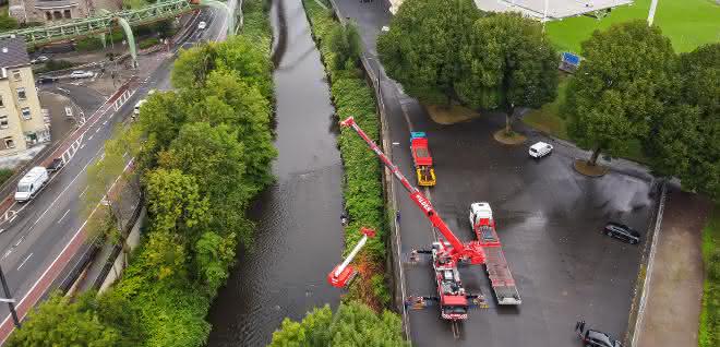 Wilden hebt mit Liebherr-Mobilkran Arbeitsbühne aus Fluss