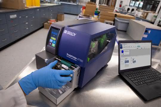 Automatisierte Röhrchenkennzeichnung mit BradyPrinter i7100