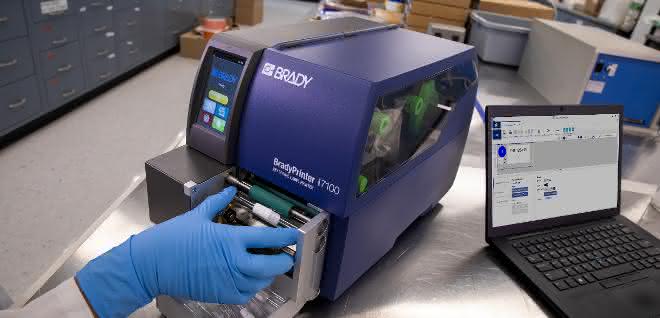 Automatisierte Röhrchenkennzeichnung mit BradyPrinter i7100 Automatisierte Röhrchenkennzeichnung mit BradyPrinter i7100