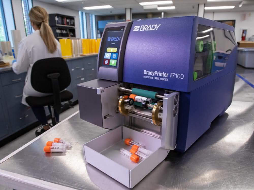 Automatisierte Röhrchenkennzeichnung mit BradyPrinter i7100