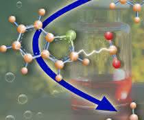 Synthesechemie mit Kohlendioxid und Sonnenlicht. Kunstbild (Molekülstrukturen; Lichtstrahl; Präparategläschen mit farbigen Substanze; Bäume im Hintergrund)
