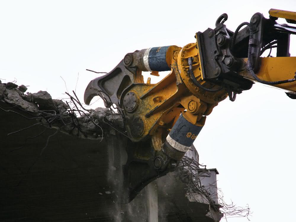 Aus Baugewerbe Unternehmermagazin 9\2020: Beton-Abbruchzange feiert Debüt