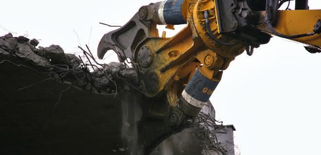 Aus Baugewerbe Unternehmermagazin 9\2020: Beton-Abbruchzange feiert Debüt