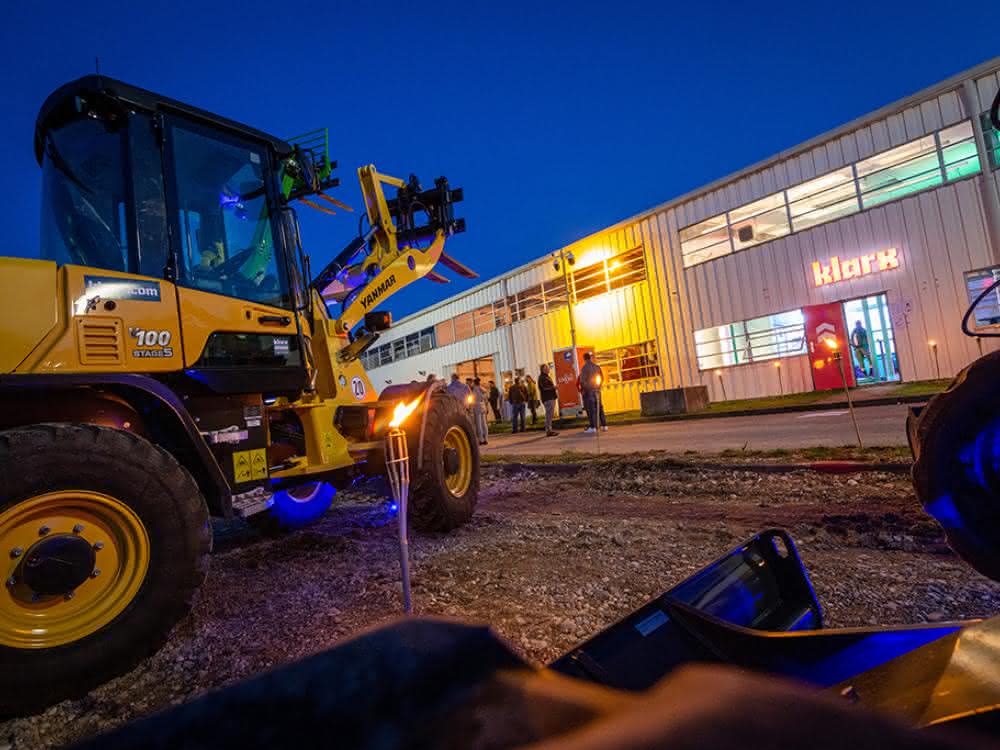 klarx eröffnet Logistikzentrum