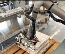 MRK project from Omron and Kraus: The cobot hands over the package insert