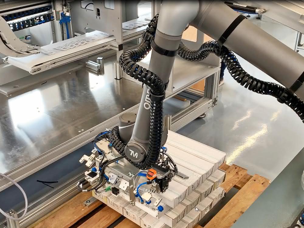 MRK project from Omron and Kraus: The cobot hands over the package insert