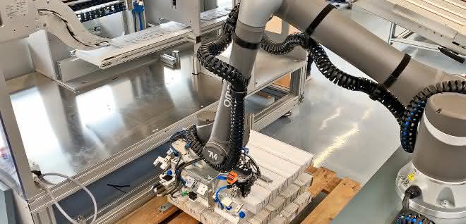 MRK project from Omron and Kraus: The cobot hands over the package insert