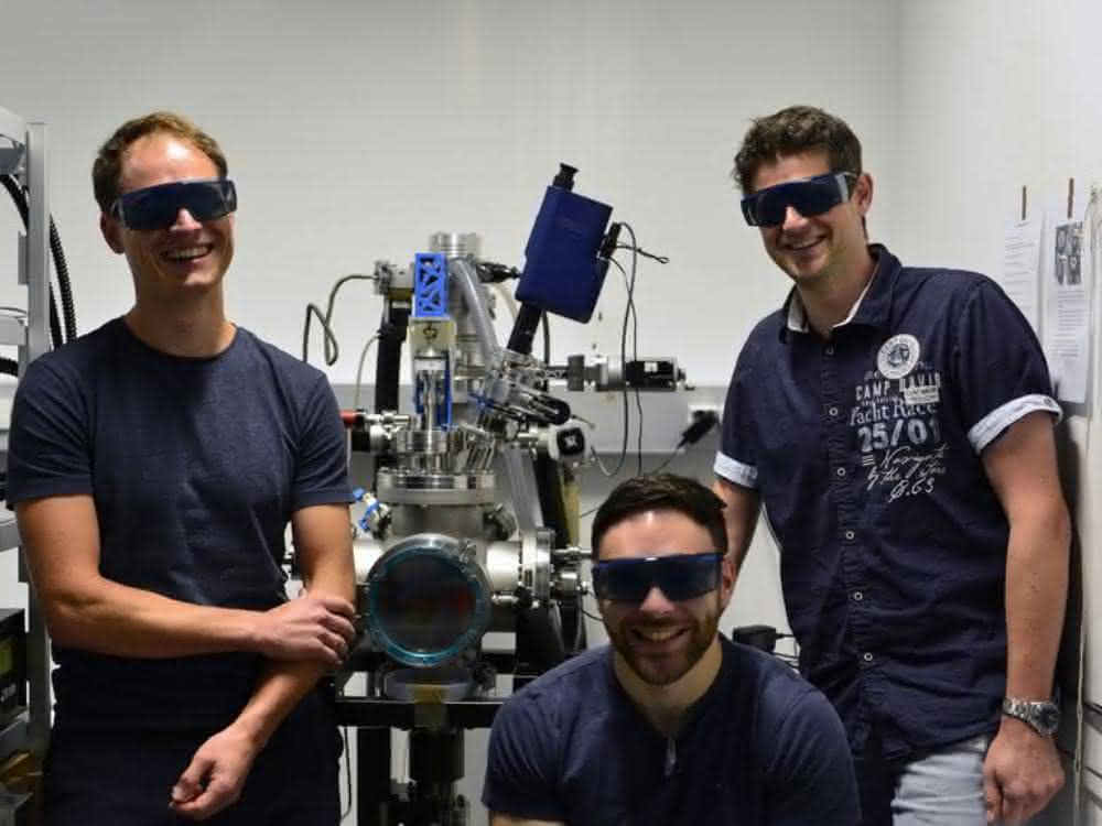 Das „Elektrochemie“-Team der TU Wien: Andreas Nenning, Harald Summerer und Alexander Opitz (von links) vor der PLD (Pulsed Laser Deposition)-Anlage. Andreas Nenning, Harald Summerer und Alexander Opitz (mit Strahlenschutzbrillen)