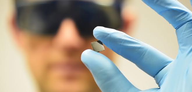 Eine typische Probe ist solch eine Perowskit-Dünnfilmelektrode auf Y-dotiertem ZrO2-Einkristall. Forscher zeigt eine kleine Probe.
