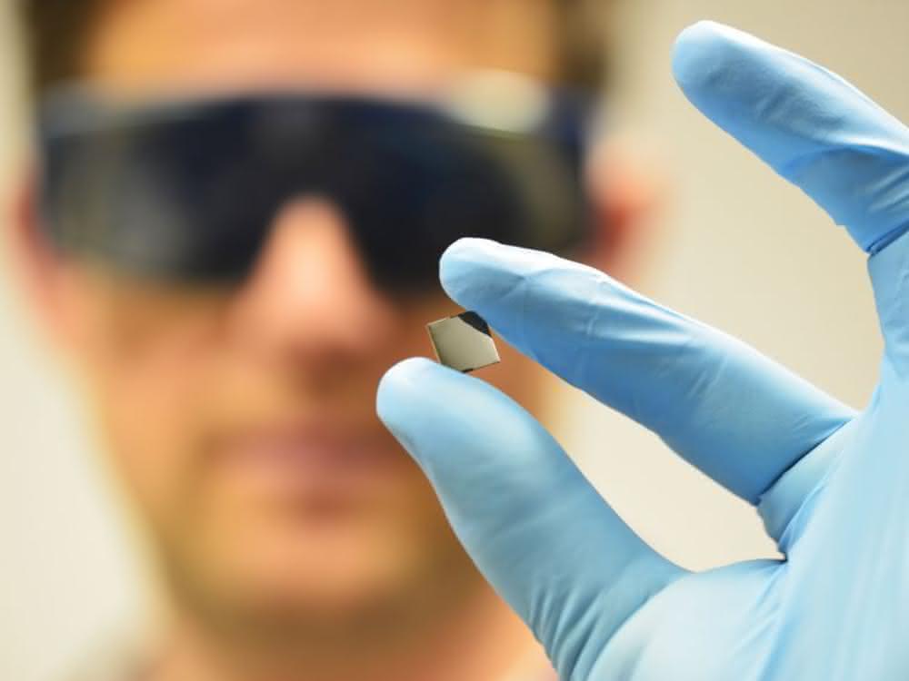 Eine typische Probe ist solch eine Perowskit-Dünnfilmelektrode auf Y-dotiertem ZrO2-Einkristall. Forscher zeigt eine kleine Probe.