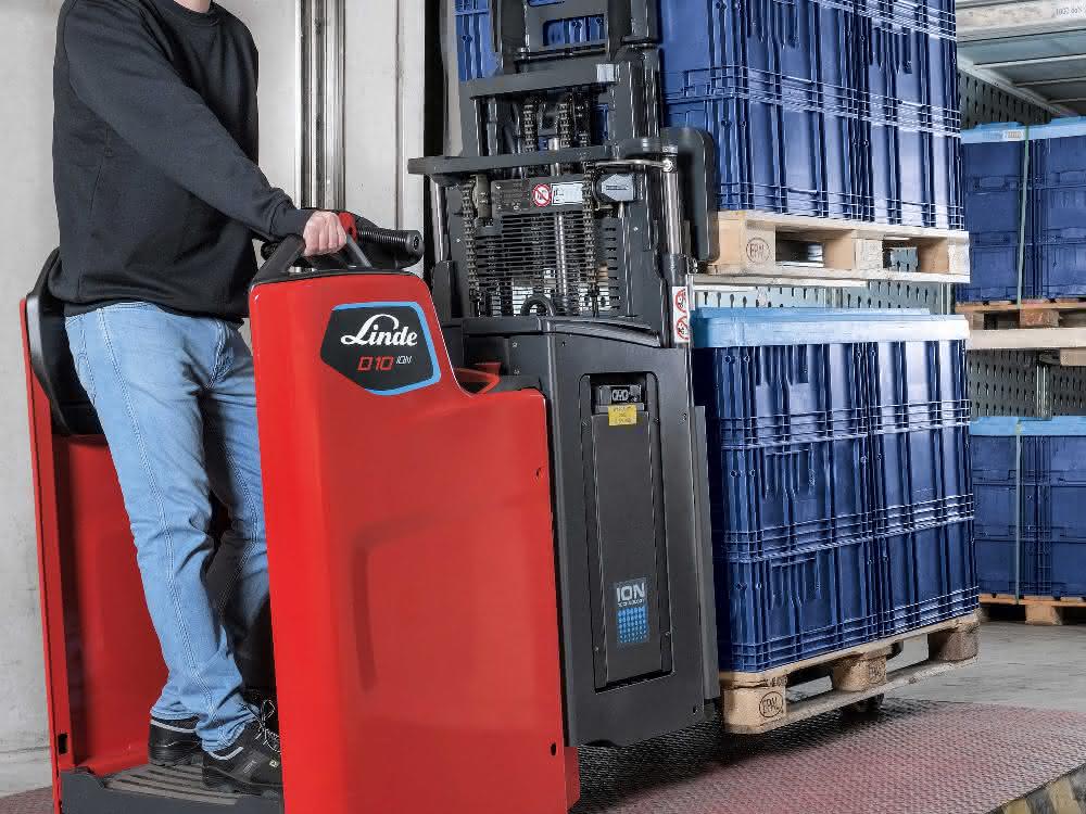 New extra-slim pedestrian pallet trucks from Linde Material Handling