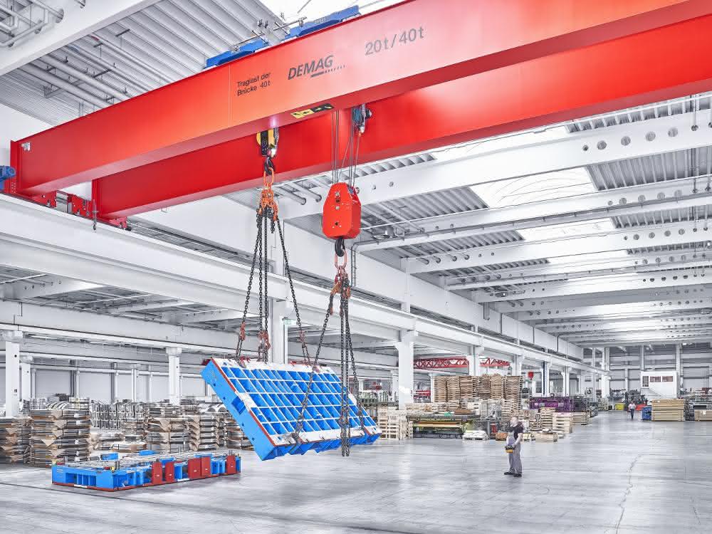 Universal crane with turning function