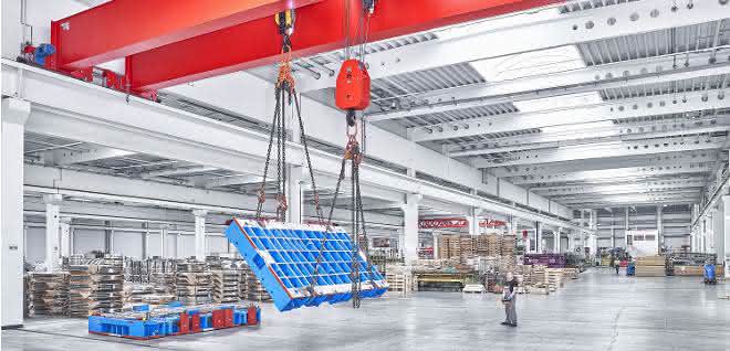 Universal crane with turning function