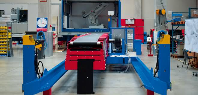 Robots support logistics processes: Container unloading needs to be regulated