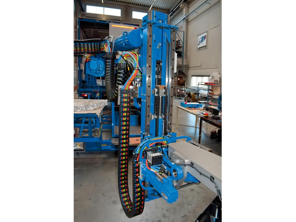 Robots support logistics processes: Container unloading needs to be regulated