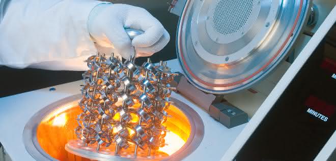 Components for vacuum applications are plasma cleaned Cleaning of components
