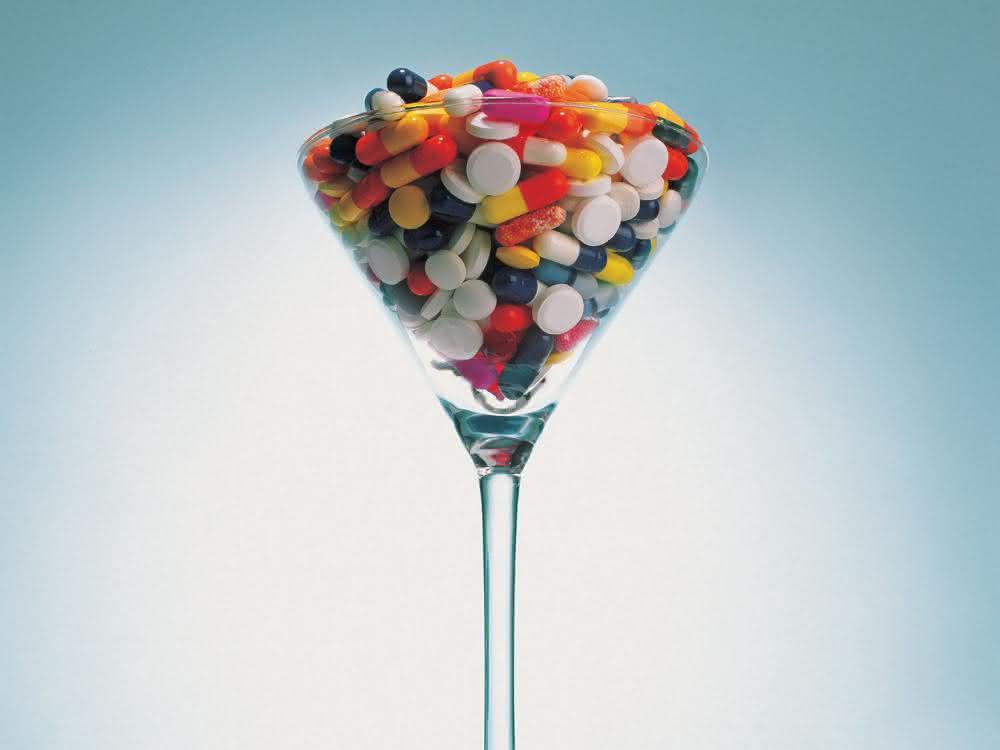 Cocktailglas mit Vitamintabletten