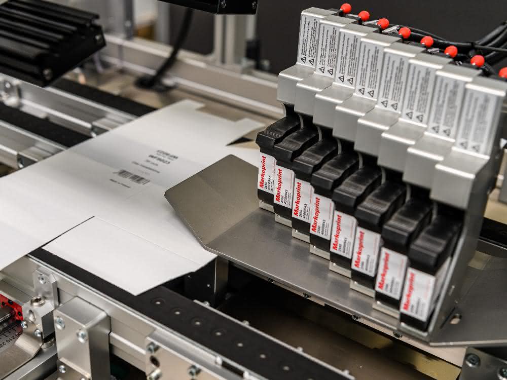 Labeling and printing technology: Labeling in folded condition