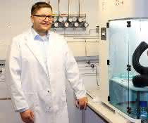 Martin Rieß M.Sc. vor der Messanlage zur dynamischen Gasadsorption in einem Bayreuther Labor für Anorganische Chemie. Martin Rieß im Labor