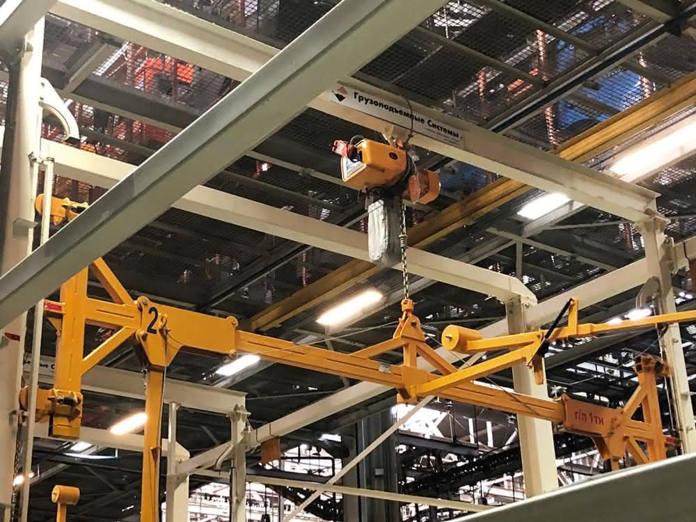 Electric chain hoists on slewing jib cranes