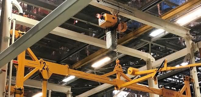 Electric chain hoists on slewing jib cranes Electric chain hoists on slewing jib cranes