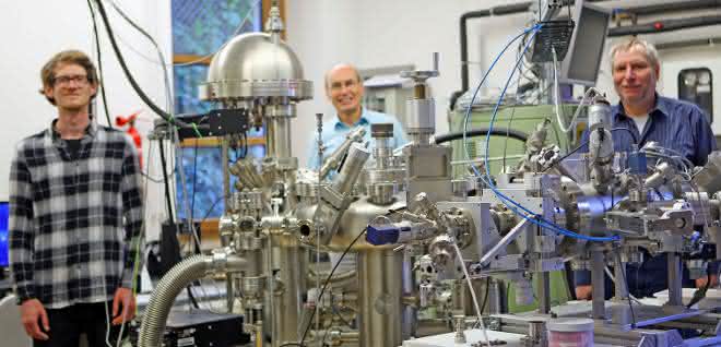 Stefan Schröder, Professor Franz Faupel und Wissenschaftlicher Mitarbeiter Dr. Thomas Strunskus im Labor