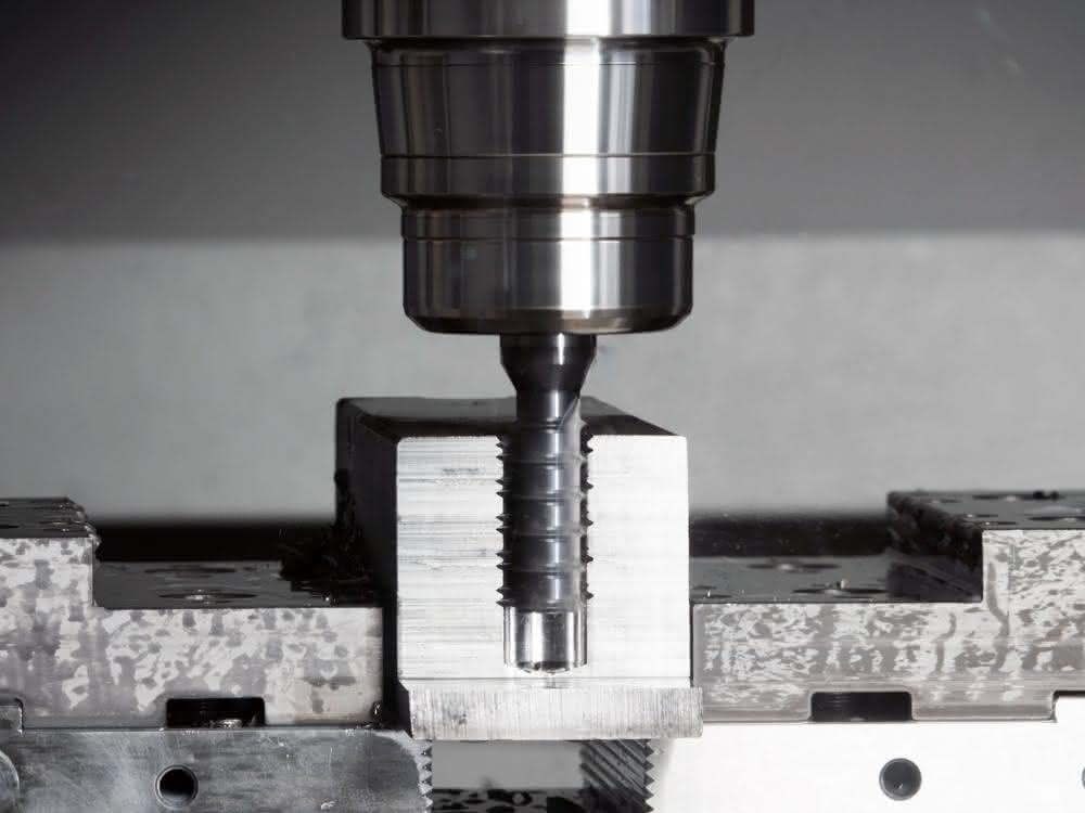 After pre-drilling, the thread is milled Thread milling