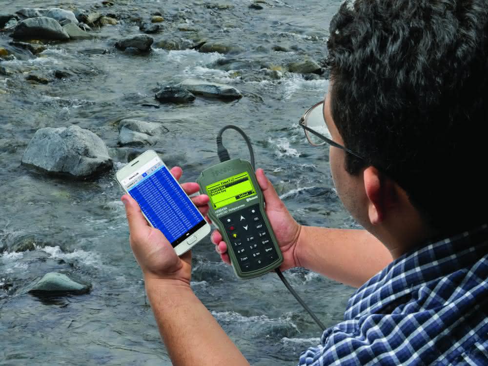 Mit der Multiparameter-Messsonde den Gewässerzustands vor Ort bestimmen Person mit Multiparameter-Messsonde