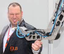 Igus-Roboter robolink trotzt Spritzwasser