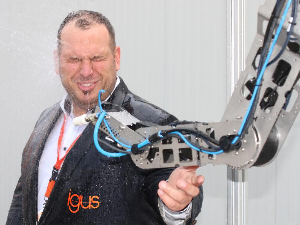 Igus robot robolink defies splash water