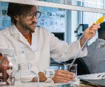 Chemiker Lars Hildebrandt beschäftigt sich im Institut für Küstenforschung mit Mikro- und Nanoplastikpartikeln in der aquatischen und marinen Umwelt. Lars Hildebrandt im Labor