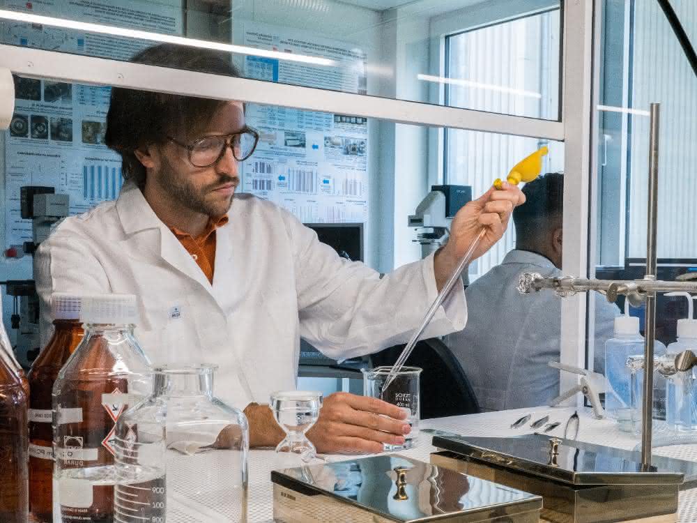 Chemiker Lars Hildebrandt beschäftigt sich im Institut für Küstenforschung mit Mikro- und Nanoplastikpartikeln in der aquatischen und marinen Umwelt. Lars Hildebrandt im Labor