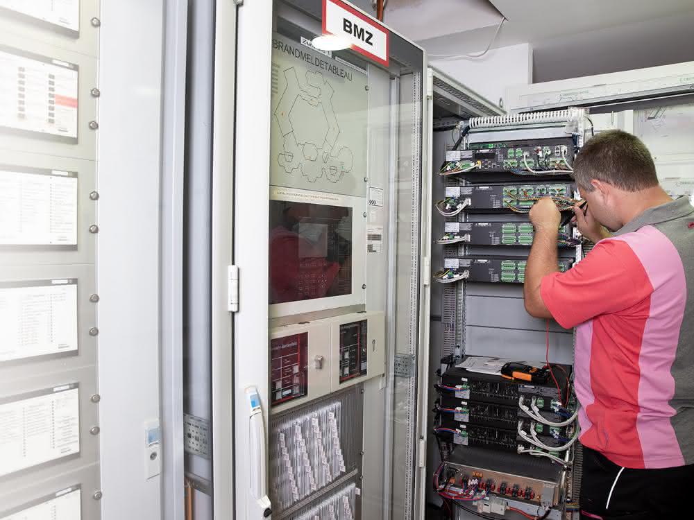 Maintenance of a fire alarm control panel Maintenance of a fire alarm control panel