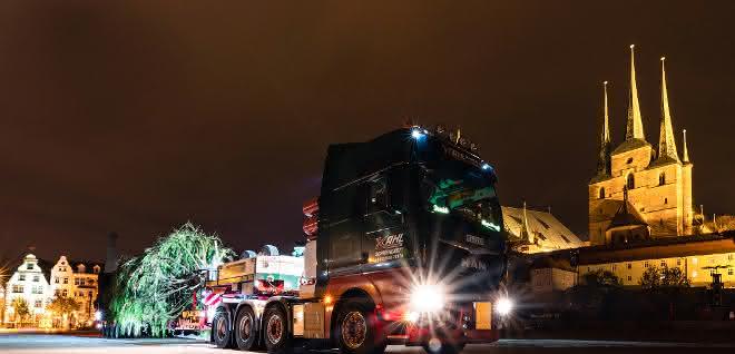 MAN Schwerlast-TGX liefert Weihnachtsbaum für Erfurter Domplatz MAN Schwerlast-TGX liefert Weihnachtsbaum für Erfurter Domplatz