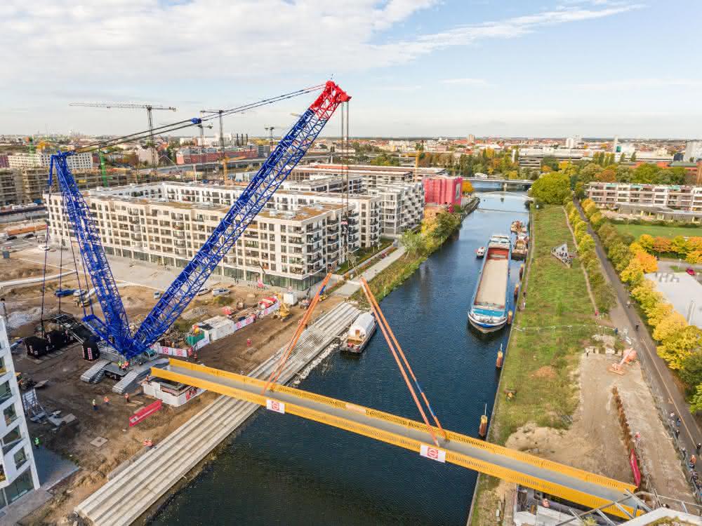 Raupenkran verbindet Berliner Stadtteile Moabit und Mitte