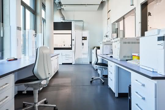 Blick in ein Labor mit mehreren Arbeitstischen und Analysegeräten