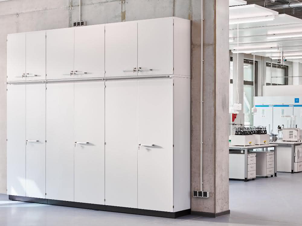 Neue Labormöbel ergänzen bestehende Komponenten im Hamburg Innovation Port der Technischen Universität Hamburg (TUHH). Laborschränke im Vordergrund und Blick ins dahinterliegende Labor
