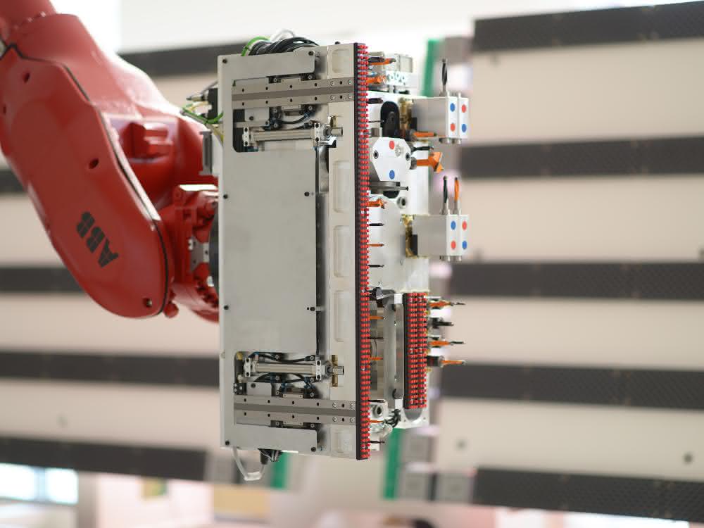 High-precision robot: Robotics in woodworking