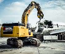 Flugzeug-Rückbau mit dem Kettenbagger