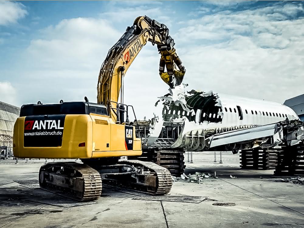 Flugzeug-Rückbau mit dem Kettenbagger
