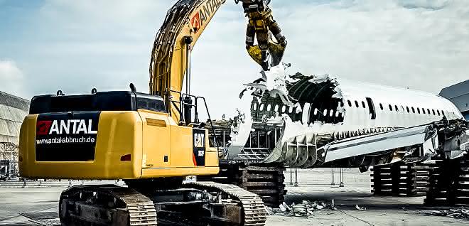 Flugzeug-Rückbau mit dem Kettenbagger