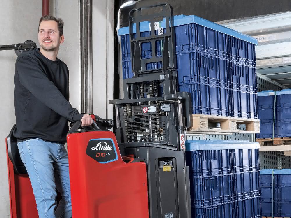 Pedestrian pallet truck