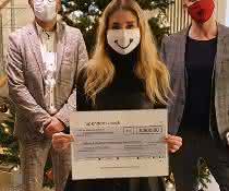 Eva-Maria Büttner vom Ambulanten Kinderhospiz München freut sich über 6.500 Euro. Überreicht wurde der Scheck von (v.l.) Dirk Waasen (Verlagsleiter WEKA MEDIA PUBLISHING), Peter Eberhard (Verlagsleiter WEKA BUSINESS MEDIEN) und Matthäus Hose (Bereichsgeschäftsführer / CEO WEKA BUSINESS COMMUNICATION). Eva-Maria Büttner zeigt den Scheck. Dahinter im Bild: Dirk Waasen, Peter Eberhard und Matthäus Hose.