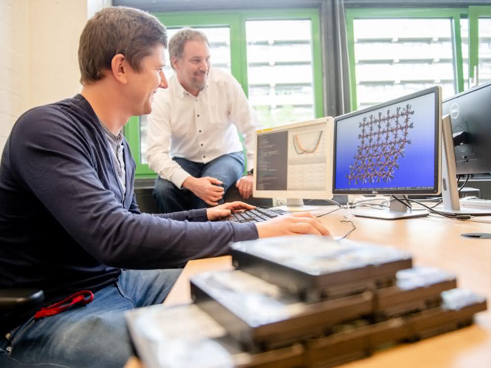 Keupp und Schmid vor Computer