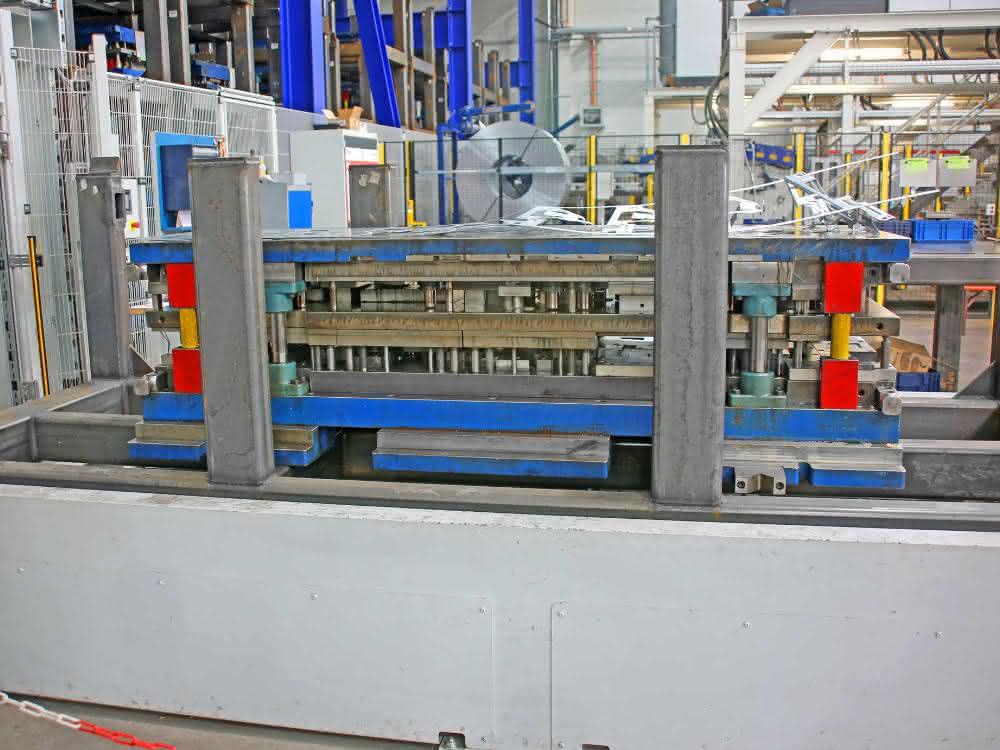 Flexible crane logistics for a press shop