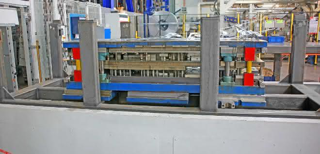 Flexible crane logistics for a press shop