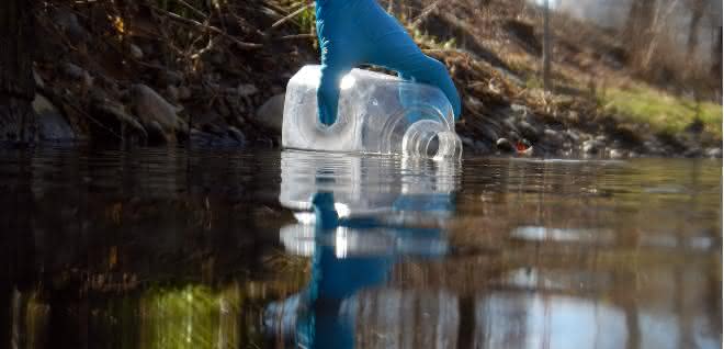 Probenahme aus Fluss